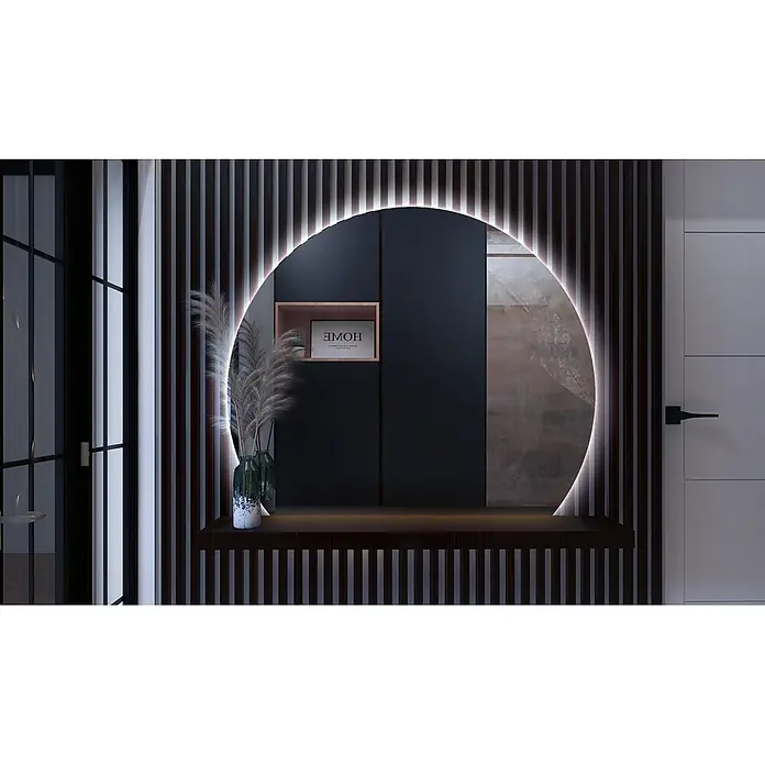 Lustro LED Rita - Zimny - 70x80 cm -  - Eingangswand mit dunkler Holzlamellenverkleidung, großem, hinterleuchtetem Rundspiegel und kleinem Regal mit 'HOME'-Schild und Pampasgras.