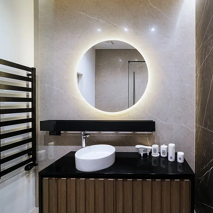 Lustro LED Okrągłe - Ciepły - 100x100 cm -  - Moderner Badwaschtisch mit schwarzer Platte, Holzschrank, weißem Ovalbecken und hinterleuchtetem Rundspiegel.