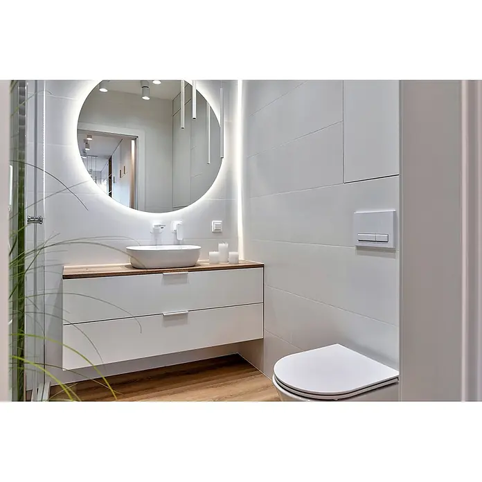 Lustro LED Okrągłe - Ciepły - 100x100 cm -  - Modernes weißes Badezimmer mit Holzwaschtisch, ovalem Waschbecken und hinterleuchtetem Rundspiegel. Verfügt über eine weiße Toilette.
