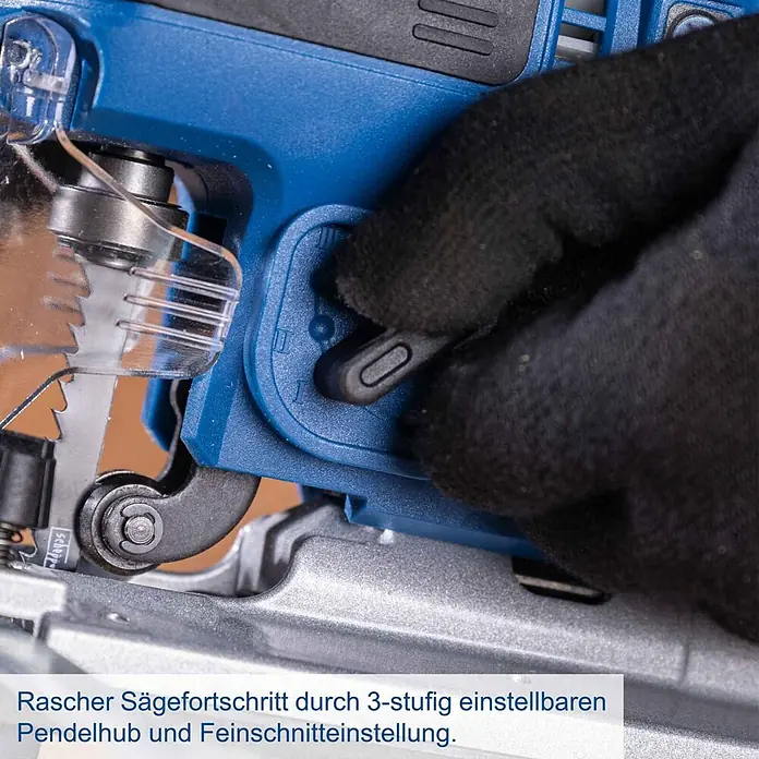 Scheppach IXES 20V Akku-Stichsäge BC-JS254-X - 20 V, Ohne Akku, Leerlaufhubzahl: 0 /min - 3.000 /min - Nahaufnahme einer behandschuhten Hand, die die 3-stufige Pendelhubverstellung einer blauen Stichsäge einstellt. Sägeblatt und Schutz sind sichtbar.