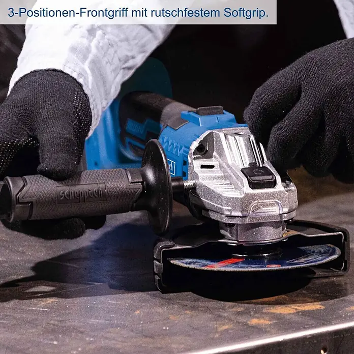 Scheppach IXES 20V Akku-Winkelschleifer C-AG125-X - Ohne Akku, Durchmesser Scheibe: 125 mm - Person in Handschuhen hält einen blauen Winkelschleifer mit einem schwarzen rutschfesten Frontgriff.