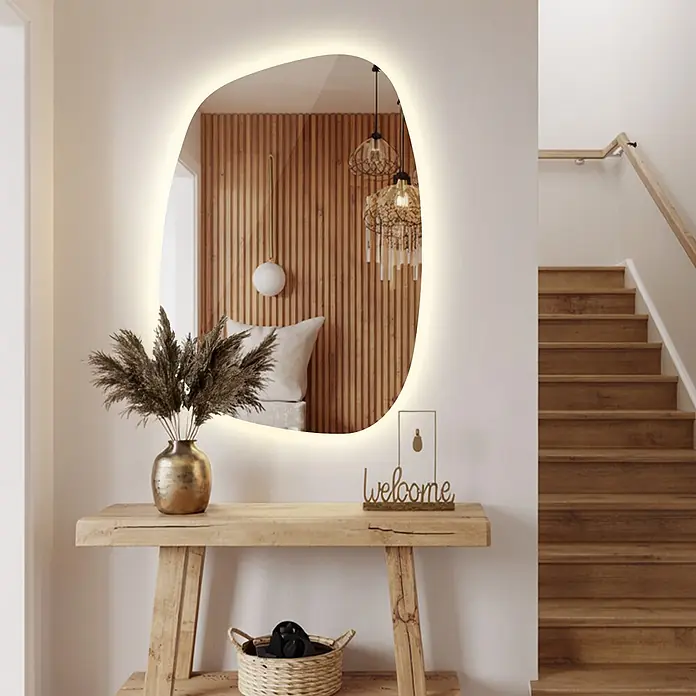 Tulup Wandspiegel -  - Unregelmäßig geformter Spiegel mit integrierter LED-Hintergrundbeleuchtung über einer rustikalen Holzkonsole im modernen Flur.
