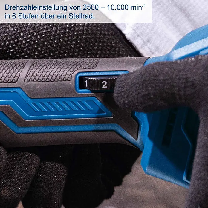 Scheppach IXES 20V Akku-Winkelschleifer C-AG125-X - Ohne Akku, Durchmesser Scheibe: 125 mm - Blau-schwarzes Elektrowerkzeug mit Drehzahleinstellung (2500-10000 min⁻¹, 6 Stufen) über ein Stellrad, von behandschuhter Hand bedient.