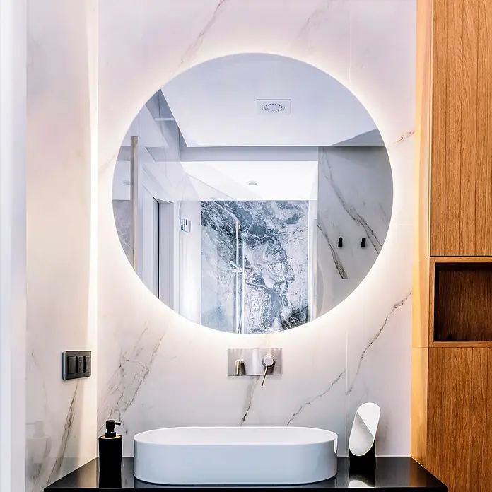 Tulup Wandspiegel -  - Modernes Badezimmer-Waschtisch mit rundem beleuchtetem Spiegel, weißem ovalen Waschbecken und Wandarmatur.