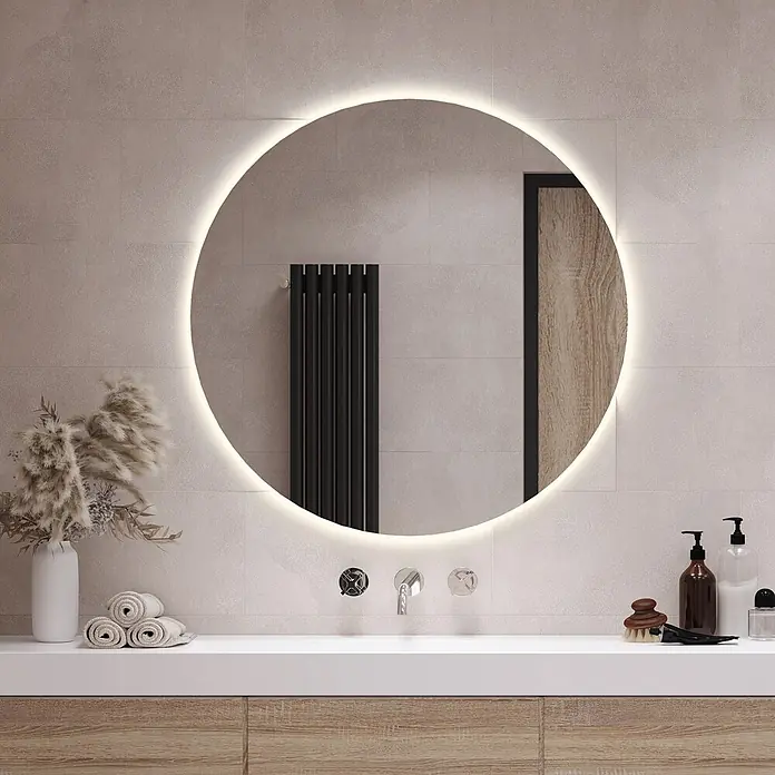 Lustro LED Okrągłe - Ciepły - 100x100 cm -  - Ein runder, hinterleuchteter Spiegel über einem modernen Badezimmerwaschtisch, mit hellen Fliesen und Holzschränken.
