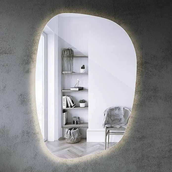 Tulup Wandspiegel -  - Unregelmäßig geformter, hinterleuchteter Spiegel an dunkler Wand, der ein modernes Interieur mit Regalen und Stuhl widerspiegelt.