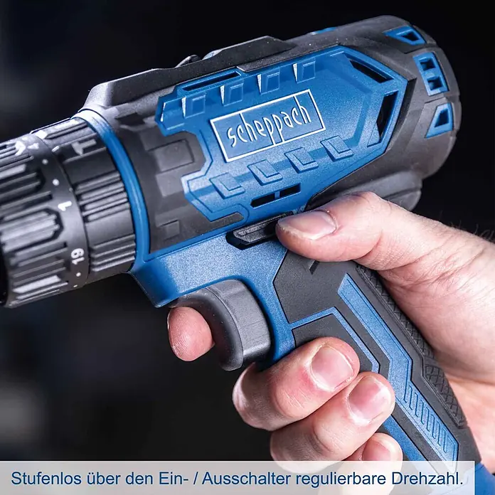 Scheppach IXES 20V Akku-Schlagbohrschrauber C-CD45-X - 20 V, Ohne Akku, 45 Nm - Hand hält einen blau-schwarzen Scheppach Akku-Bohrschrauber mit einstellbarer Kupplung und Gasgebeschalter.