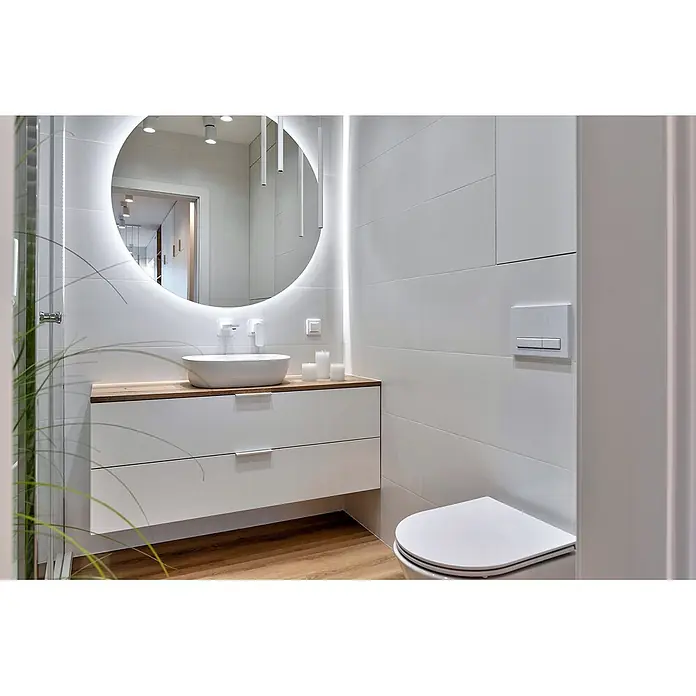 Tulup Wandspiegel -  - Modernes Badezimmer mit weißem schwebendem Waschtisch, rundem beleuchtetem Spiegel und weißem Aufsatzwaschbecken auf Holzplatte.