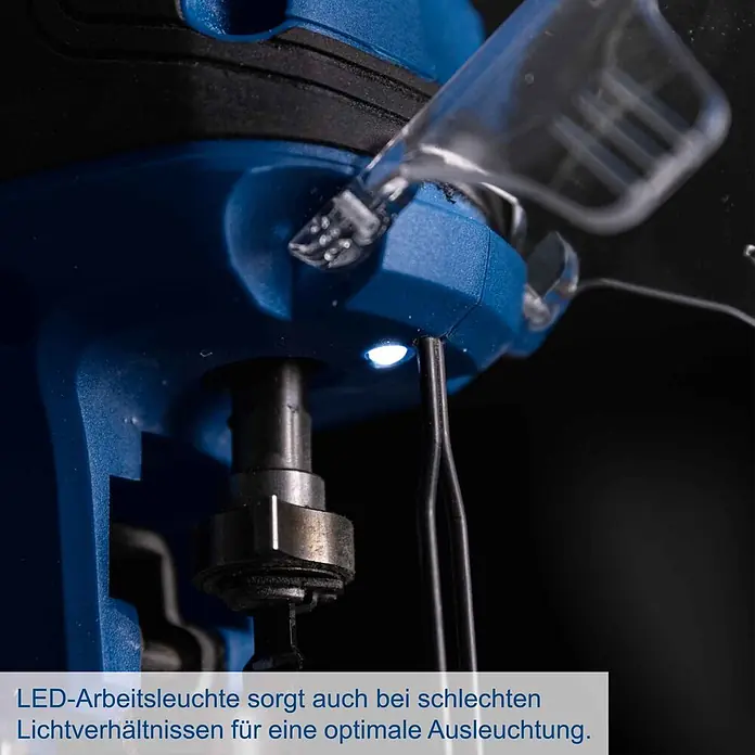 Scheppach IXES 20V Akku-Stichsäge BC-JS254-X - 20 V, Ohne Akku, Leerlaufhubzahl: 0 /min - 3.000 /min - Blaue Oberfräse mit integrierter LED-Arbeitsleuchte, die den Fräsbereich und das Metallwerkzeug unter einem transparenten Schutz beleuchtet.