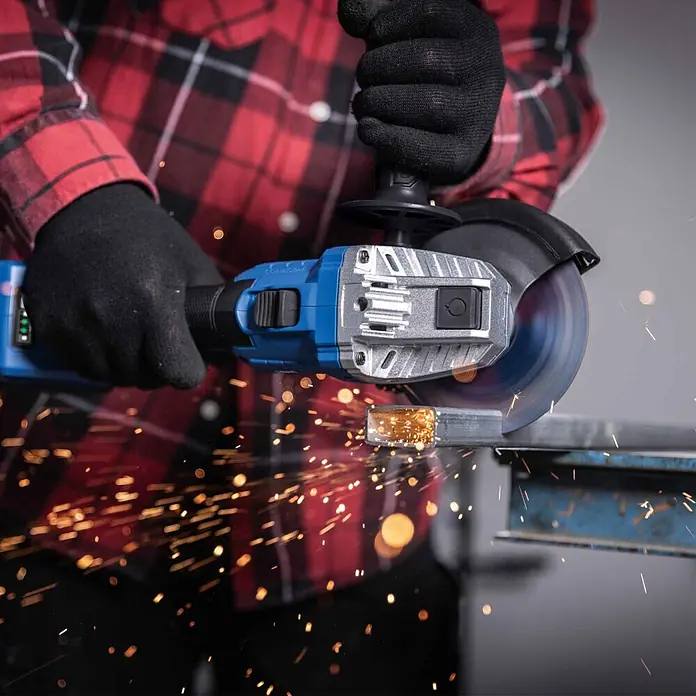 Scheppach IXES 20V Akku-Winkelschleifer BC-AG125P-X - 20 V, Ohne Akku, 7.000 U/min - 10.000 U/min - Akku-Winkelschleifer in Blau und Silber schneidet Metall und erzeugt helle Funken.