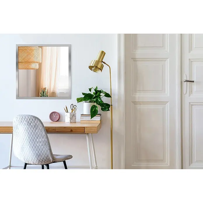 Tulup Wandspiegel -  - Quadratischer Spiegel mit silberfarbenem Rahmen, der einen Raum in einem modernen Home-Office widerspiegelt.