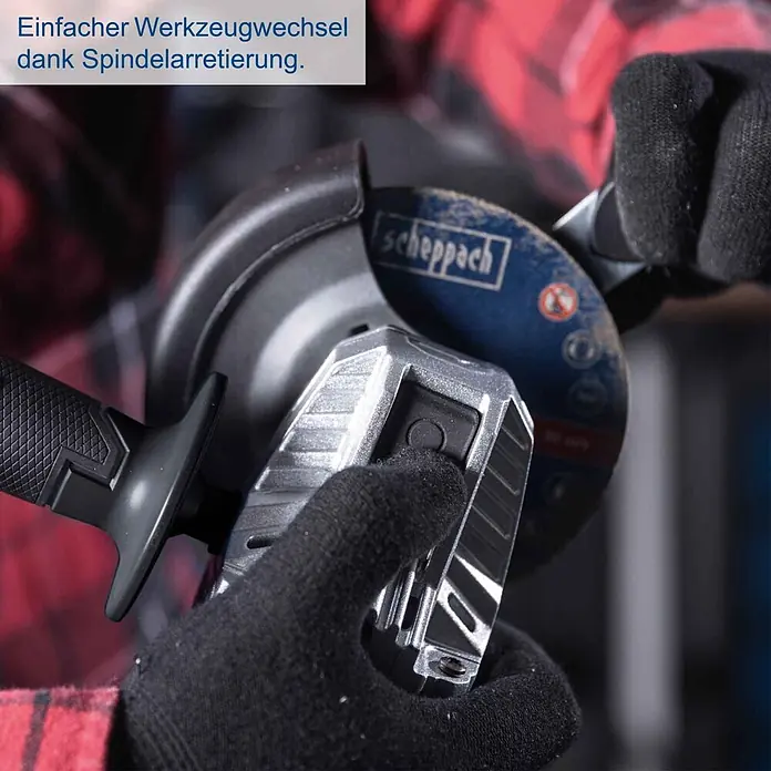 Scheppach IXES 20V Akku-Winkelschleifer BC-AG125P-X - 20 V, Ohne Akku, 7.000 U/min - 10.000 U/min - Behandschuhte Hände drücken die Spindelarretierung eines silber-schwarzen Winkelschleifers zum einfachen Werkzeugwechsel der Scheppach Trennscheibe.