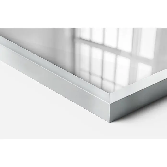 Tulup Wandspiegel -  - Silberner Metallbilderrahmen mit spiegelnder Oberfläche, die Fensterlicht zeigt.
