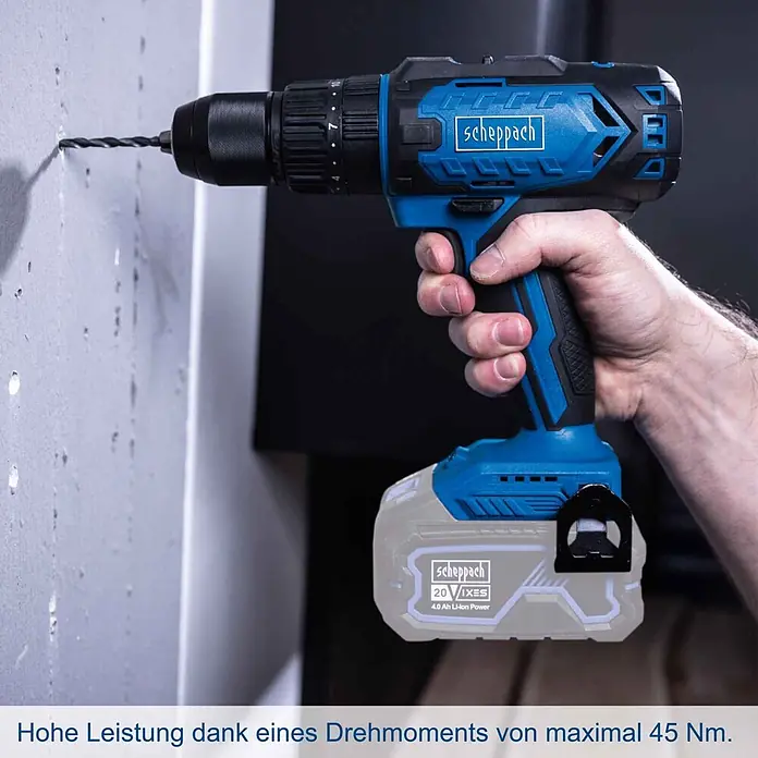 Scheppach IXES 20V Akku-Schlagbohrschrauber C-CD45-X - 20 V, Ohne Akku, 45 Nm - Eine Hand hält einen blau-schwarzen Scheppach Akku-Bohrschrauber mit einem 20V 4,0 Ah Li-ion Akku, der in eine Wand bohrt.