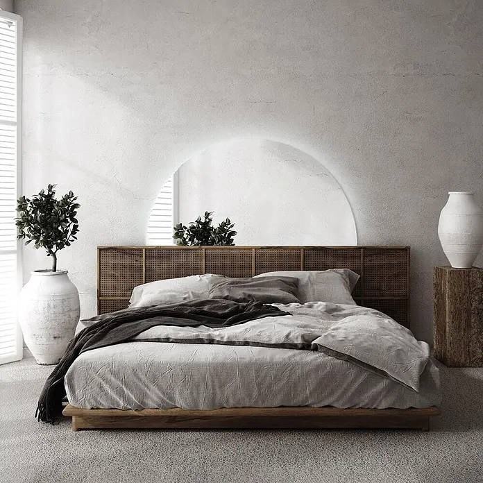 Tulup Wandspiegel -  - Holzbettrahmen mit geflochtenem Rattan-Kopfteil, mit heller Bettwäsche in einem minimalistischen Schlafzimmer.