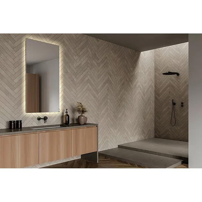 Tulup Wandspiegel -  - Modernes Bad mit Fischgrät-Wandfliesen, Holzwaschtisch und Betondusche.