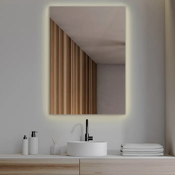 Tulup Wandspiegel -  - Rechteckiger LED-Spiegel mit Hintergrundbeleuchtung über einem Waschbecken in einem modernen Badezimmer.