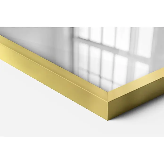 Tulup Wandspiegel -  - Goldener Metallrahmenwinkel mit reflektierender Glasoberfläche, die Fensterreflexionen zeigt.