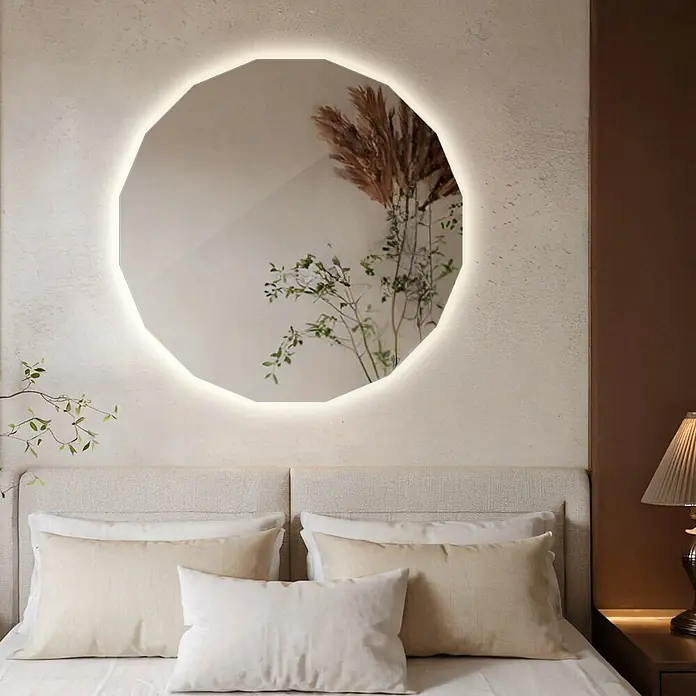 Tulup Wandspiegel -  - Oktogonaler Spiegel mit LED-Hintergrundbeleuchtung über einem Bett. Das stilvolle Design verleiht dem Schlafzimmer eine moderne Note.