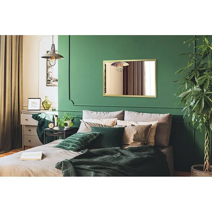 Tulup Wandspiegel -  - Rechteckiger Spiegel mit Goldrahmen, über einem Bett im Schlafzimmer hängend, einen Teil des Raumes spiegelnd.
