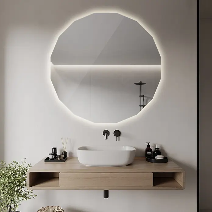 Tulup Wandspiegel -  - Moderne Badmöbel mit weißem Aufsatzwaschbecken, schwebendem Holzunterschrank, schwarzen Armaturen und hinterleuchtetem geometrischem Spiegel.