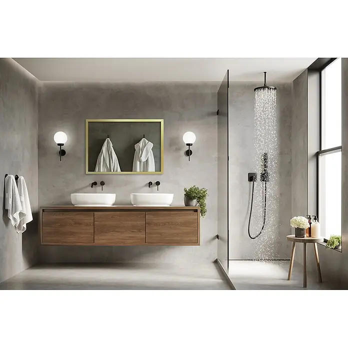 Tulup Wandspiegel -  - Modernes Bad mit Holz-Doppelwaschtisch, weißen Aufsatzwaschbecken und goldenem Spiegel. Eine Regendusche mit schwarzen Armaturen ist in Betrieb.