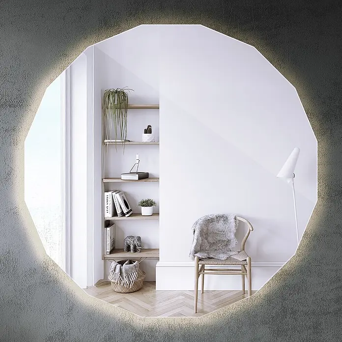 Tulup Wandspiegel -  - Achthoekiger beleuchteter Spiegel, der ein modernes Interieur mit Bücherregal, Stuhl und Lampe reflektiert.