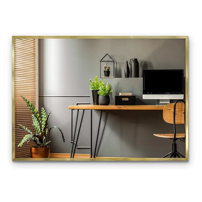 Tulup Wandspiegel -  - Goldgerahmter Spiegel, der ein modernes Home-Office mit Pflanzen, Schreibtisch und Computer widerspiegelt.