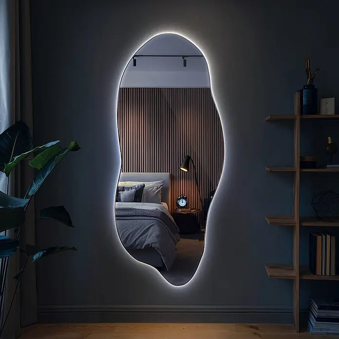 Lustro LED Barbapapa3 - Zimny - 45x100 cm -  - Unregelmäßig geformter Wandspiegel mit LED-Hintergrundbeleuchtung, der ein Schlafzimmer reflektiert.
