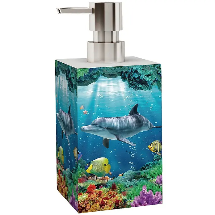 SANILO Seifenspender Delphin Korallen - L x B x H: 7 x 7 x 12 cm, Kunststoff, Blau - Quadratischer Flüssigseifenspender mit Edelstahlpumpe, mit Unterwasserszene von Delfinen, Fischen und Korallen.