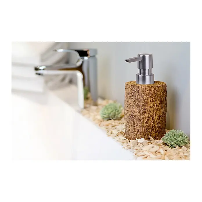 SANILO Seifenspender Rustikal - L x B x H: 7 x 7 x 12 cm, Kunststoff, Braun - Seifenspender mit Rindentextur, braunem Körper und silberner Pumpe, auf einem Regal mit Holzspänen und Pflanzen.