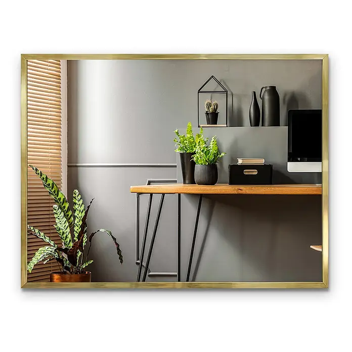 Tulup Wandspiegel -  - Rechteckiger Spiegel mit schlankem Messingrahmen, der ein stilvolles Homeoffice mit Pflanzen und Schreibtisch reflektiert.