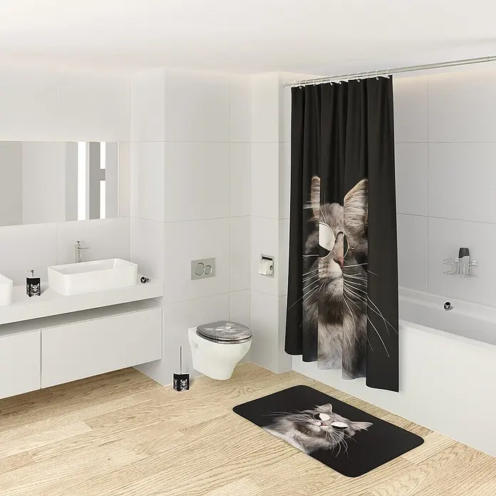 SANILO Seifenspender Cool Cat - L x B x H: 7 x 7 x 12 cm, Kunststoff, Schwarz - Ein Badezimmer-Set mit Duschvorhang, Badematte und Accessoires, alle mit einer coolen Katze mit Sonnenbrille, in einem modernen Badezimmer.