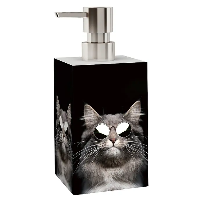 SANILO Seifenspender Cool Cat - L x B x H: 7 x 7 x 12 cm, Kunststoff, Schwarz - Rechteckiger Seifenspender mit gebürstetem Metallpumpkopf, mit grauem Kater mit Sonnenbrille auf schwarzem Grund.