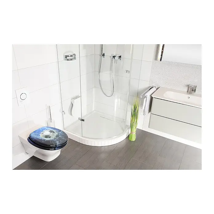 SANILO WC-Sitz Soccer mit Schnellverschluss - MDF, Blau, Mit Absenkautomatik - Toilettensitz mit dynamischem Fußball-Design in Spritzwasseroptik.