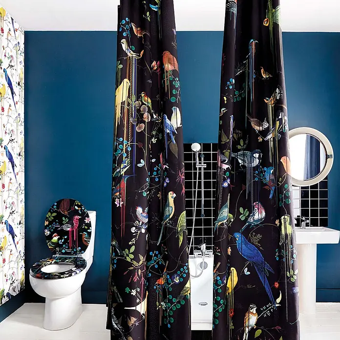 Tohaa Design Duschvorhang Birds Sinfonia - Maison Christian Lacroix -  - Schwarzer Duschvorhang und passender Toilettensitz mit lebhaften Vogel- und Pflanzenmustern in einem Badezimmer.