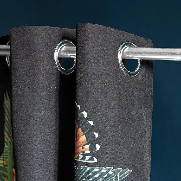 Tohaa Design Duschvorhang Birds Sinfonia - Maison Christian Lacroix -  - Nahaufnahme von dunklen Stoffvorhängen mit Metallösen an einer transparenten Stange, mit farbigem Vogelfedermuster.
