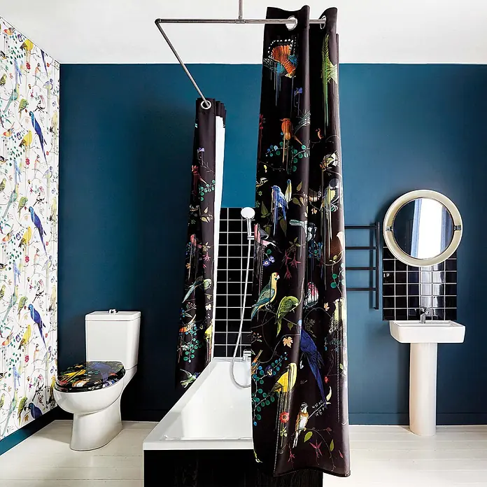 Tohaa Design Duschvorhang Birds Sinfonia - Maison Christian Lacroix -  - Bunt gemusterter Duschvorhang mit Vogelmotiv und passende Toilettensitz in einem lebendigen Badezimmer.