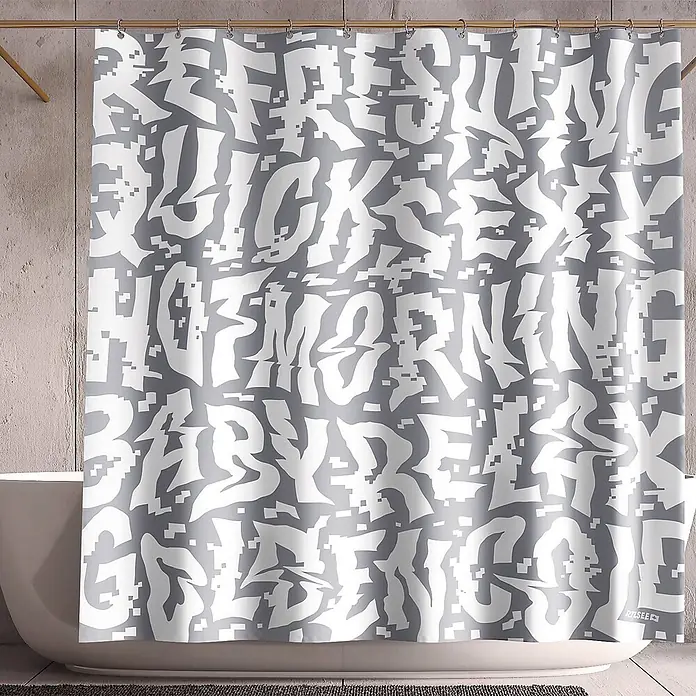Tohaa Design Duschvorhang Same Same - Rylsee -  - Ein grau-weißer Duschvorhang mit abstrakten, blockartigen Buchstaben und Pixeleffekten, der in einem modernen Bad über einer weißen Wanne hängt.