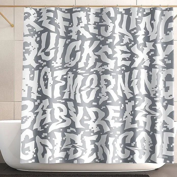 Tohaa Design Duschvorhang Same Same - Rylsee -  - Grauer und weißer Stoff-Duschvorhang mit abstraktem, pixelartigem Schriftzug, in einem Badezimmer über einer weißen Badewanne.