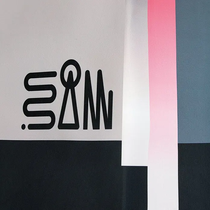 Tohaa Design Duschvorhang Electric Storm - Sam Elgreco -  - Textilplatte mit schwarzem stilisiertem 'SAM'-Logo. Zeigt weiße, graue, rosa Farbverlauf und schwarze Farbblöcke.
