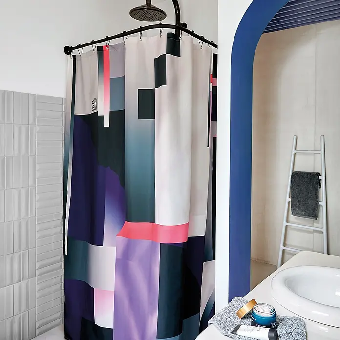 Tohaa Design Duschvorhang Electric Storm - Sam Elgreco -  - Geometrisch gemusterter Duschvorhang in einem modernen Badezimmer.