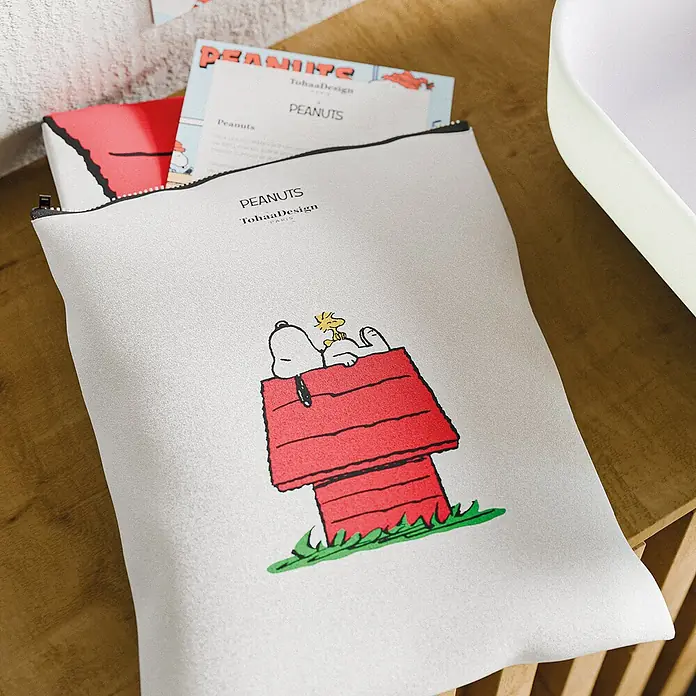 Tohaa Design Duschvorhang Peanuts Snoopy - Peanuts -  - Helle Stofftasche mit Snoopy und Woodstock auf roter Hundehütte, Karten enthaltend.