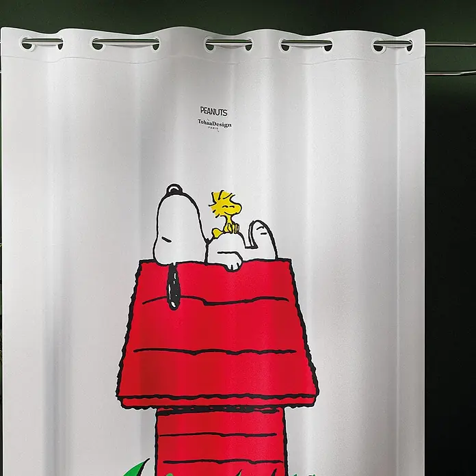 Tohaa Design Duschvorhang Peanuts Snoopy - Peanuts -  - Weißer Duschvorhang mit Peanuts Snoopy und Woodstock auf rotem Hundehüttendesign, an einer Stange hängend.