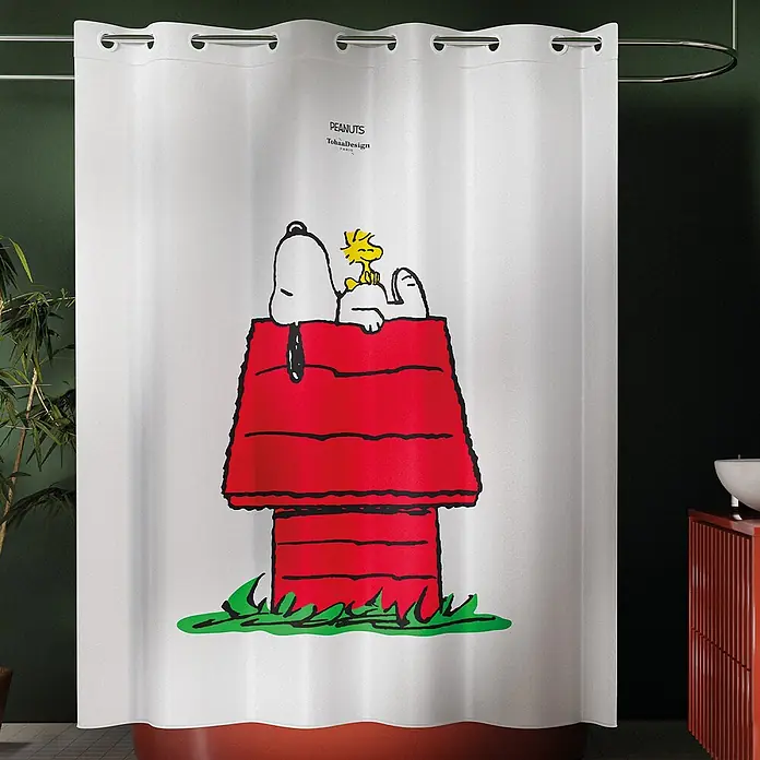 Tohaa Design Duschvorhang Peanuts Snoopy - Peanuts -  - Weißer Duschvorhang mit Snoopy und Woodstock auf rotem Hundehüttendesign im Badezimmer.