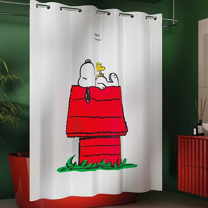 Tohaa Design Duschvorhang Peanuts Snoopy - Peanuts -  - Weißer Duschvorhang mit Snoopy und Woodstock auf roter Hundehütte, Marke 'Peanuts', in einem modernen Badezimmer hängend.