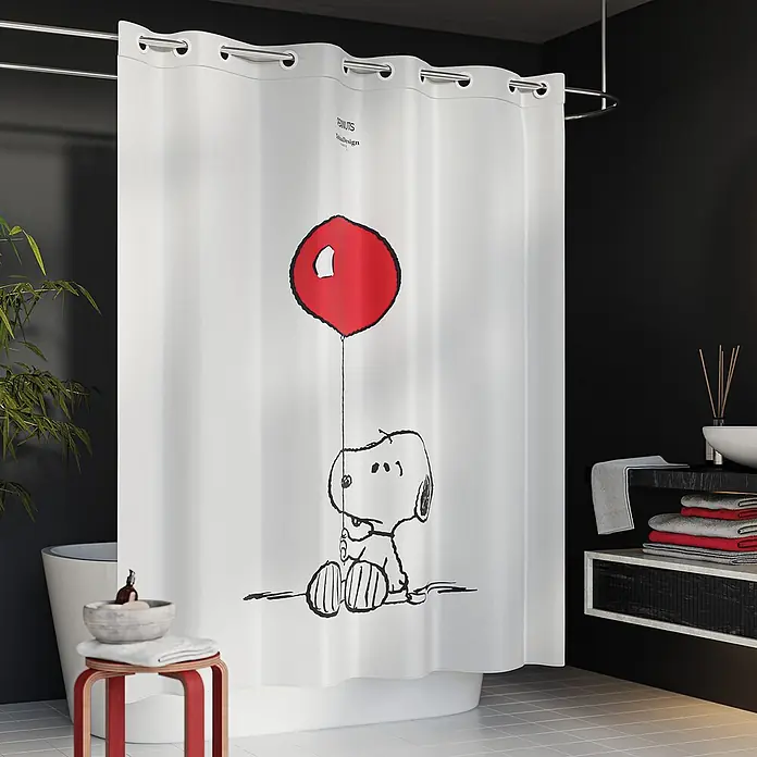 Tohaa Design Duschvorhang Snoopy Balloon - Peanuts -  - Weißer Duschvorhang mit Snoopy, der einen roten Ballon hält, hängt in einem modernen Badezimmer.