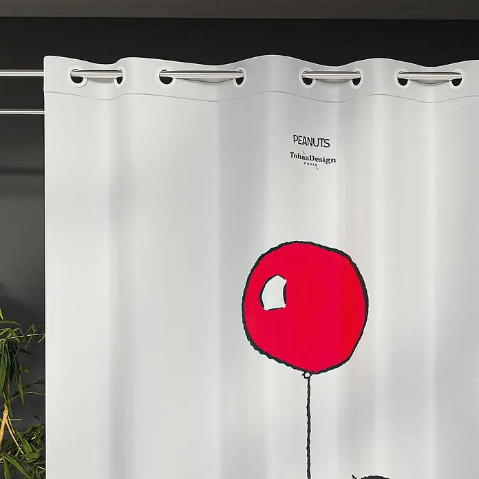 Tohaa Design Duschvorhang Snoopy Balloon - Peanuts -  - Weißer Duschvorhang mit rotem Ballonmotiv und PEANUTS TohaaDesign Logo, an einer Stange hängend.