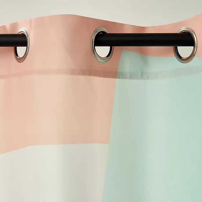 Tohaa Design Duschvorhang Roma - Florence Bourel -  - Ein farbenfroher Gardinenstoff mit Blockmuster in Rosa, Weiß und Mintgrün, an einer schwarzen Stange mit glänzenden Metallösen aufgehängt.