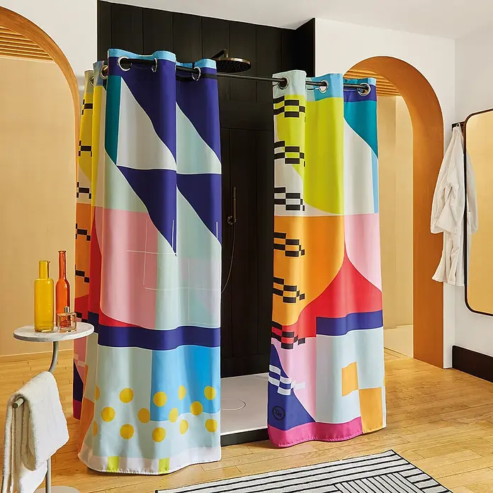 Tohaa Design Duschvorhang BonBon Balm - Tierney Milne -  - Ein bunter Duschvorhang mit geometrischen Mustern hängt in einer modernen Duschöffnung im Bad.
